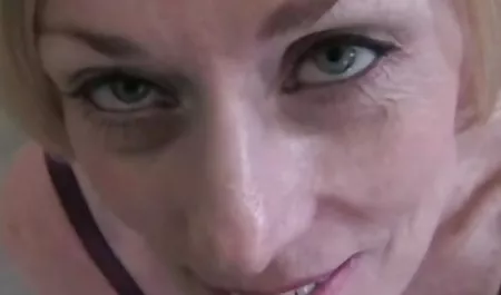 جوجه Busty لیزا در اولین POV خود پخش سکس الکسیس