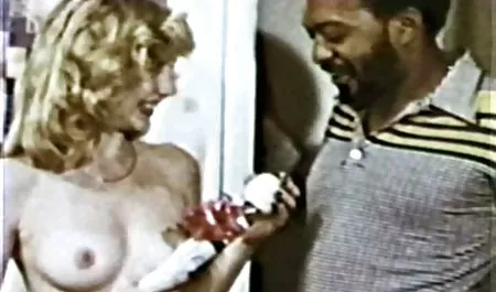 Busty MILF توسط یک مرد بسیار جوانتر چکش سیکسی الکسیز خورد